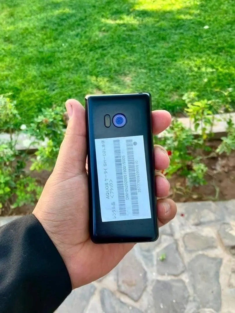phone japani sharp AQUOS SH-02L with 8 gigabait storage and 2 gigabait RAM