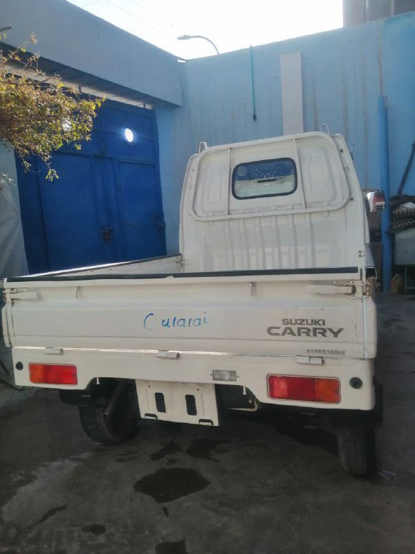 Mazda Suzeki car has very little outside capacity in the container limit