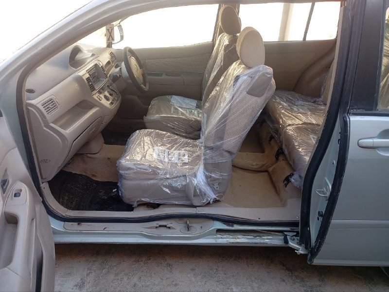 Selling a used car without the slightest steam or noise, the gearbox is very clean and tidy.
