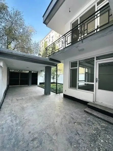 An independent villa for rent in map 4 with 6 bedrooms and a 400-meter courtyard