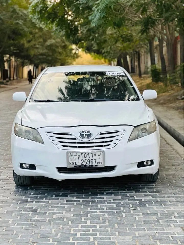 Toyota kmri salon model 2009 white, 4 slndr ptrol