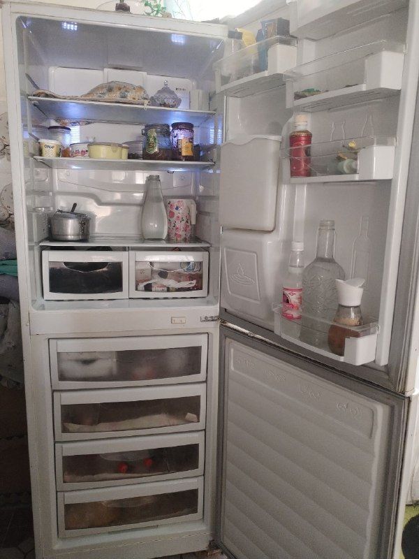Forozan brand refrigerator, touch screen, four drawers, freezer, with ice maker, price 15000 Afghanis, due to migration, contact 0794738723