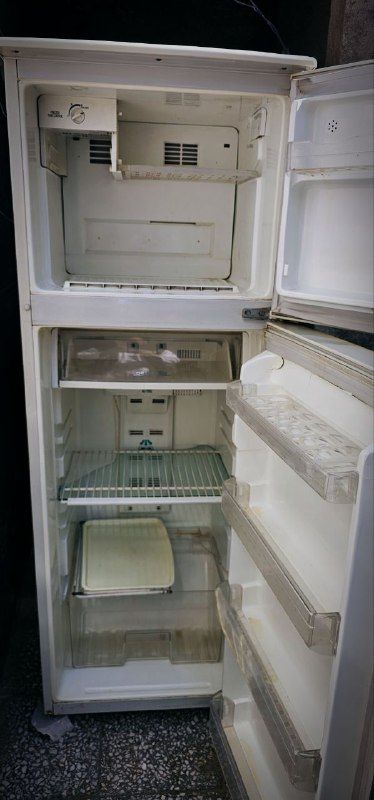 Selling a good fixed and fully frozen refrigerator with a reasonable and cheap guarantee