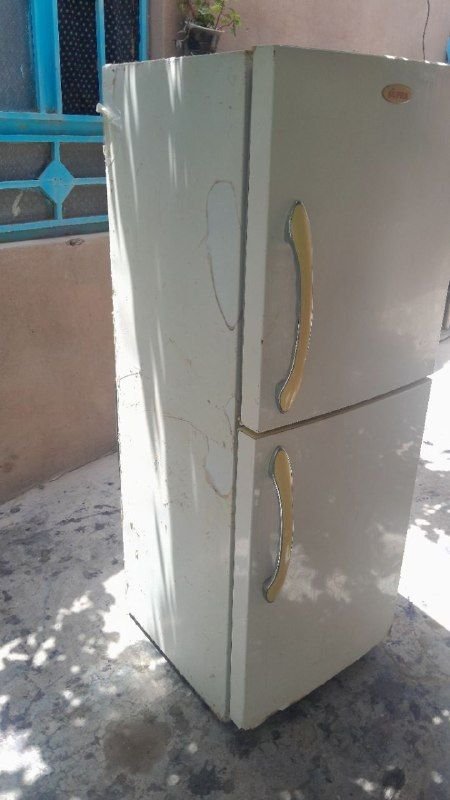Hello friends, safe and clean refrigerator, price 9 thousand, contact number 0728490285