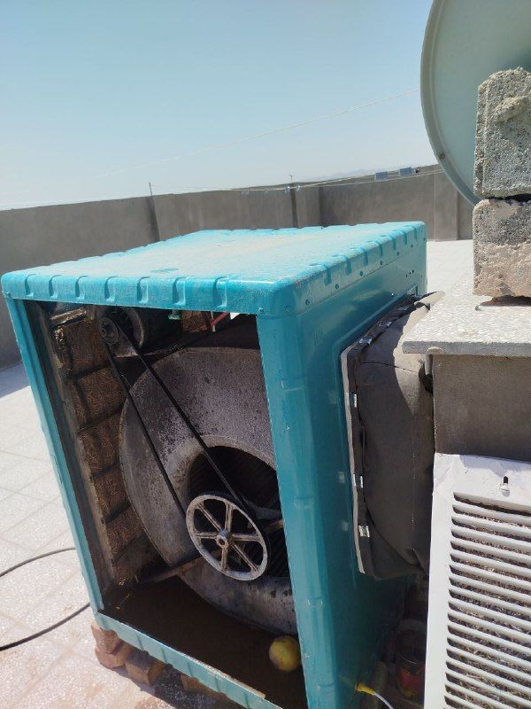 Hello, the water cooler is 8,000, the filter and switch, the belt and the pump are new, new and changed, the covers are new and changed, as long as it freezes like a refrigerator.