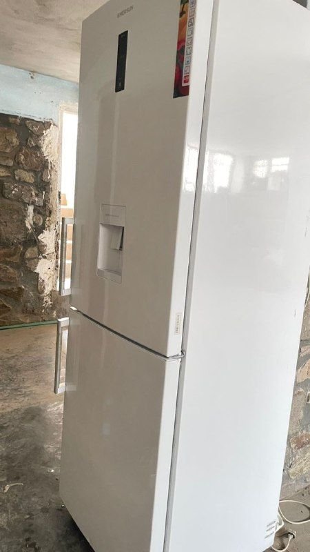 Clean Nuno fridge with cardboard
