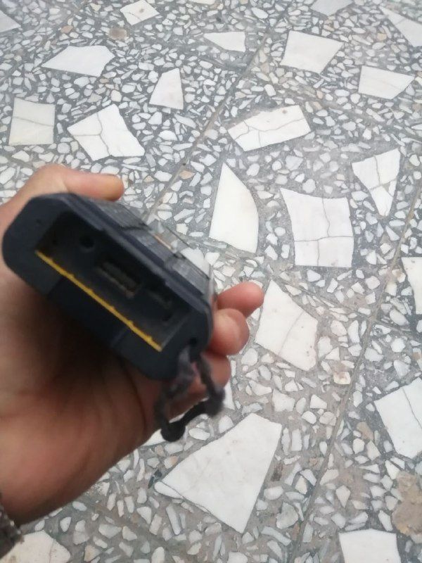 The phone has 4 SIM cards and memory at the same time, the battery is 6000, it can hold a charge for up to two months, the antenna is very strong, it has a very loud sound.
