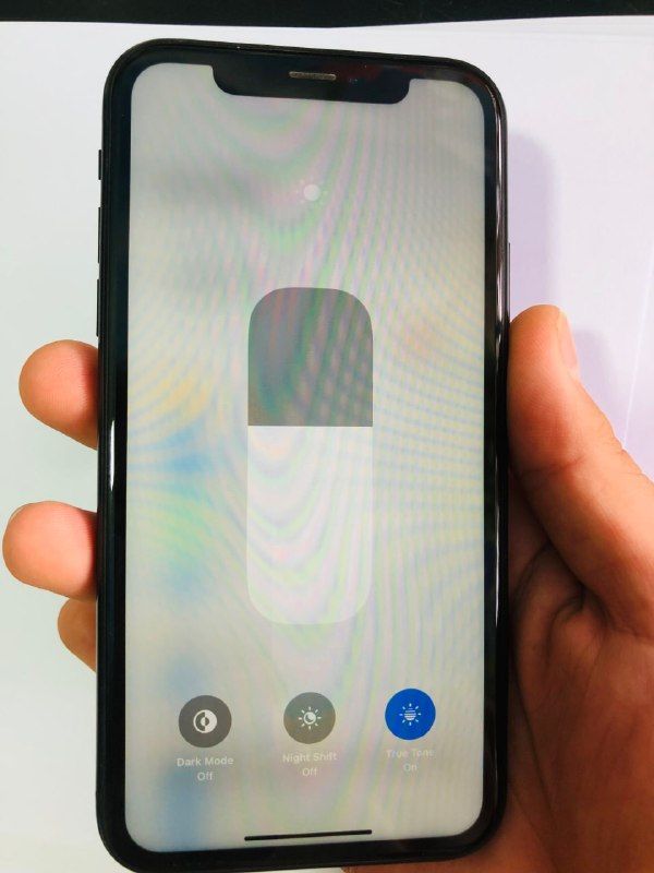 Hello, I am selling the iPhone XR phone, sim lock, the ring goes from one side of the phone, but it does not ring