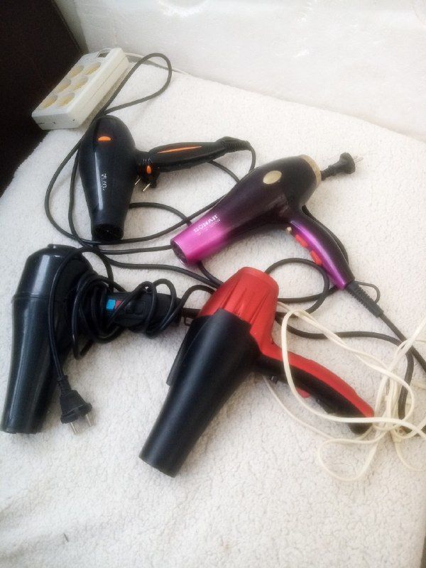 4 super strong hair dryers with a heavy motor for hairdressing salons with a one-week warranty, in case of any kind of defect or failure, you can get it back without any doubts.