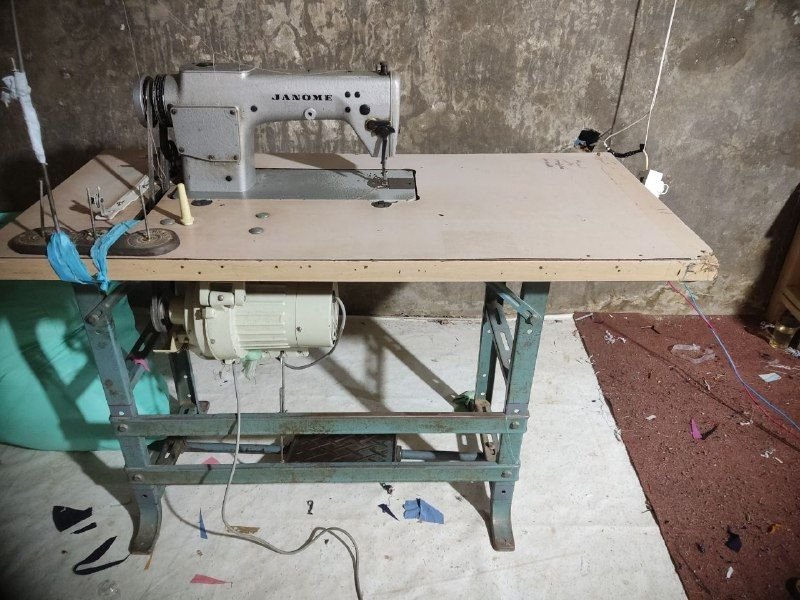 Selling a sewing machine, excellent sewing, one word, 3000, urgent sale, a mat that comes with the phone