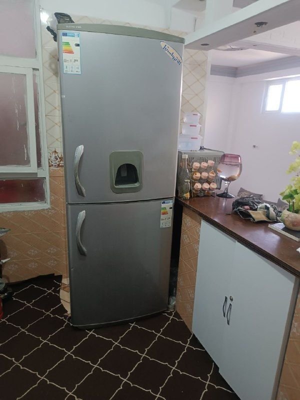 یخچال فریزر طول 2متر عرض 80تمیز بدون زنگ زده گی ضد برفک فقد احتیاج به موتور دارد قیمت توافقی