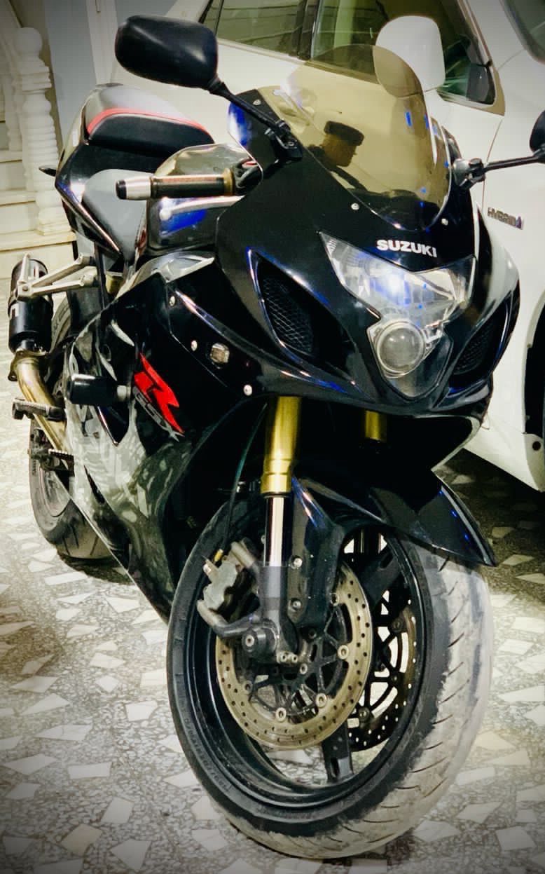 750 cc Suzuki four-cylinder engine