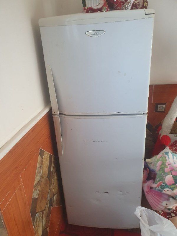 Hitachi Japanese Gas Company refrigerator, in every respect, with the warranty of the work of the refrigerator, the freezer can be taken to the store, the price is 7,000, call 0729792005