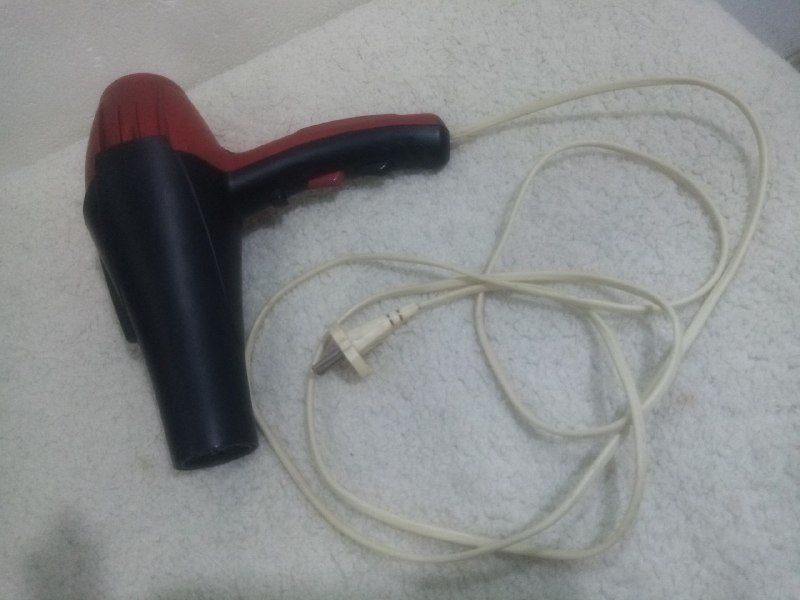 A hair dryer made of stock, super strong, heavy motor, for hairdressing salons, with a one-week warranty, in case of any kind of defect or problem, you can get it back without any questions.