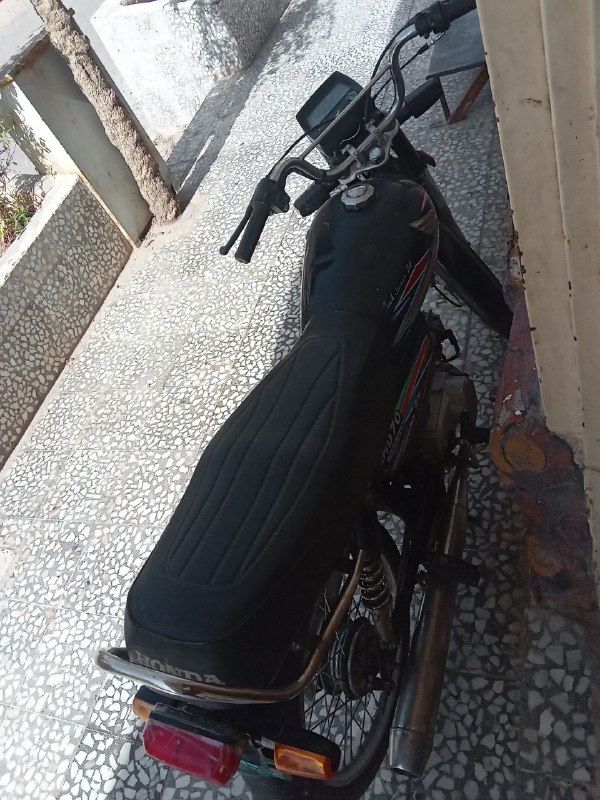 Urgent sale of Sunti fixed skeleton motorcycle with original documents, price 14 thousand Afghanis, I need money, dear buyer, call 0790348672