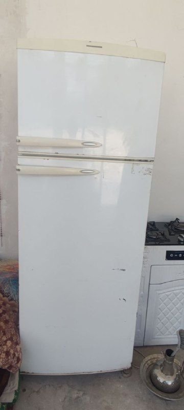 A healthy refrigerator with a guarantee of work, fixed price without a single rupee, six thousand