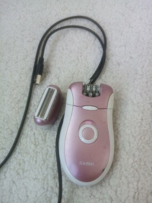 An electric body shaver with a Jalli shaver series with a one-week warranty, in case of any kind of defect or re-delivery, you can get it back without any questions. The price in the market is 450 Afghanis.