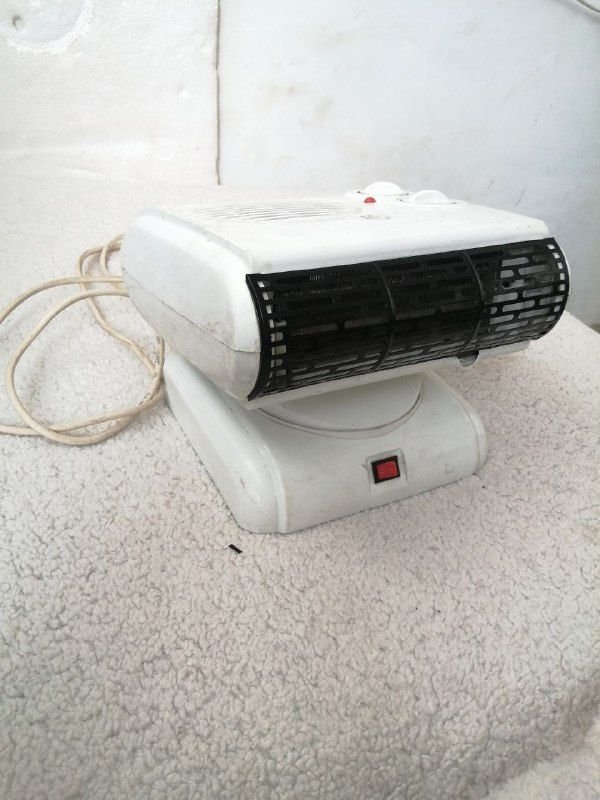 The stock electric heater is extremely low consumption and excellent heating for the bathroom chair of the Dukan house...
