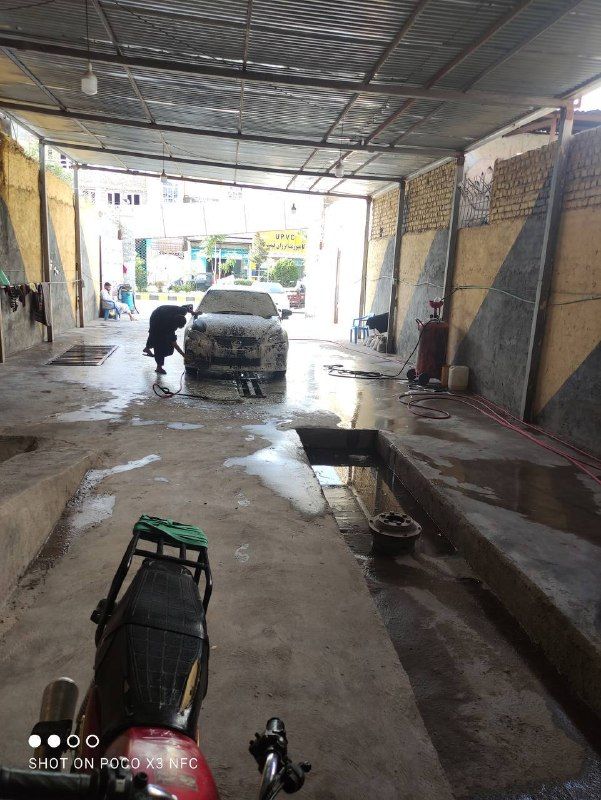 A car wash is sold with all equipment. Two water pressure devices, one 250-liter air pump, one 200-liter floor sprinkler, one electric machine with a 15 kW single-phase dynamo, one 20 kW transformer, an iron roof roof box, one 2000 liter water tanker, etc.