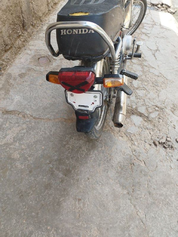 Hello, urgent sale of Sunti motorcycle in good condition with warranty, price 8000, in good condition, number 0785441310, 0794757342