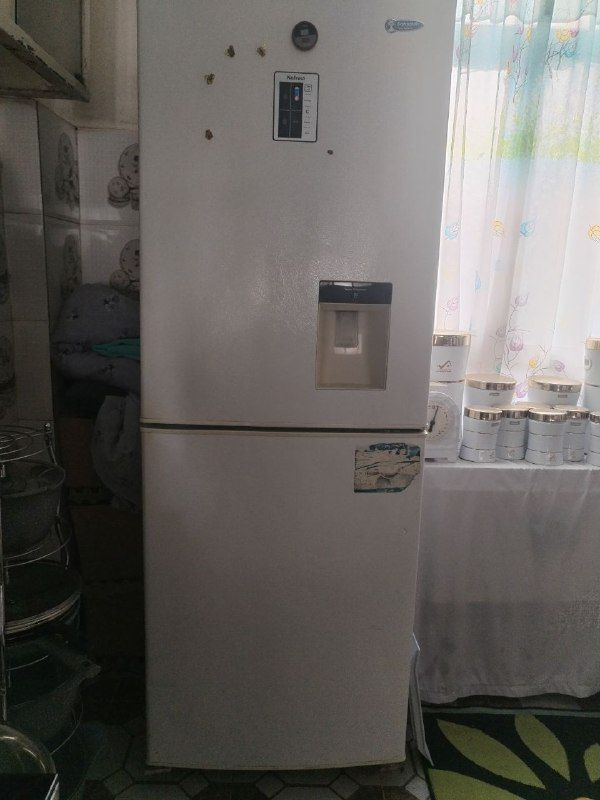 Forozan brand refrigerator, anti-frost touch screen, ice maker, works even with weak electricity, completely healthy, can be sold for 16000, call 0794738723