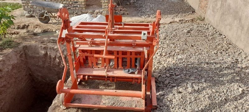 Hello, dear friends, a piece of block making machine, 5 x 20 x 40, large dynamo, 3 holes on both sides, chained, Kamilan industrial, manual, electric, also works, just out of customs, for sale immediately, below the price, contact numbers 0701772343